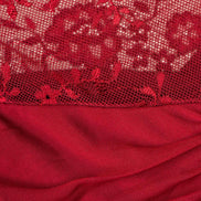 Detalle del encaje vino del vestido