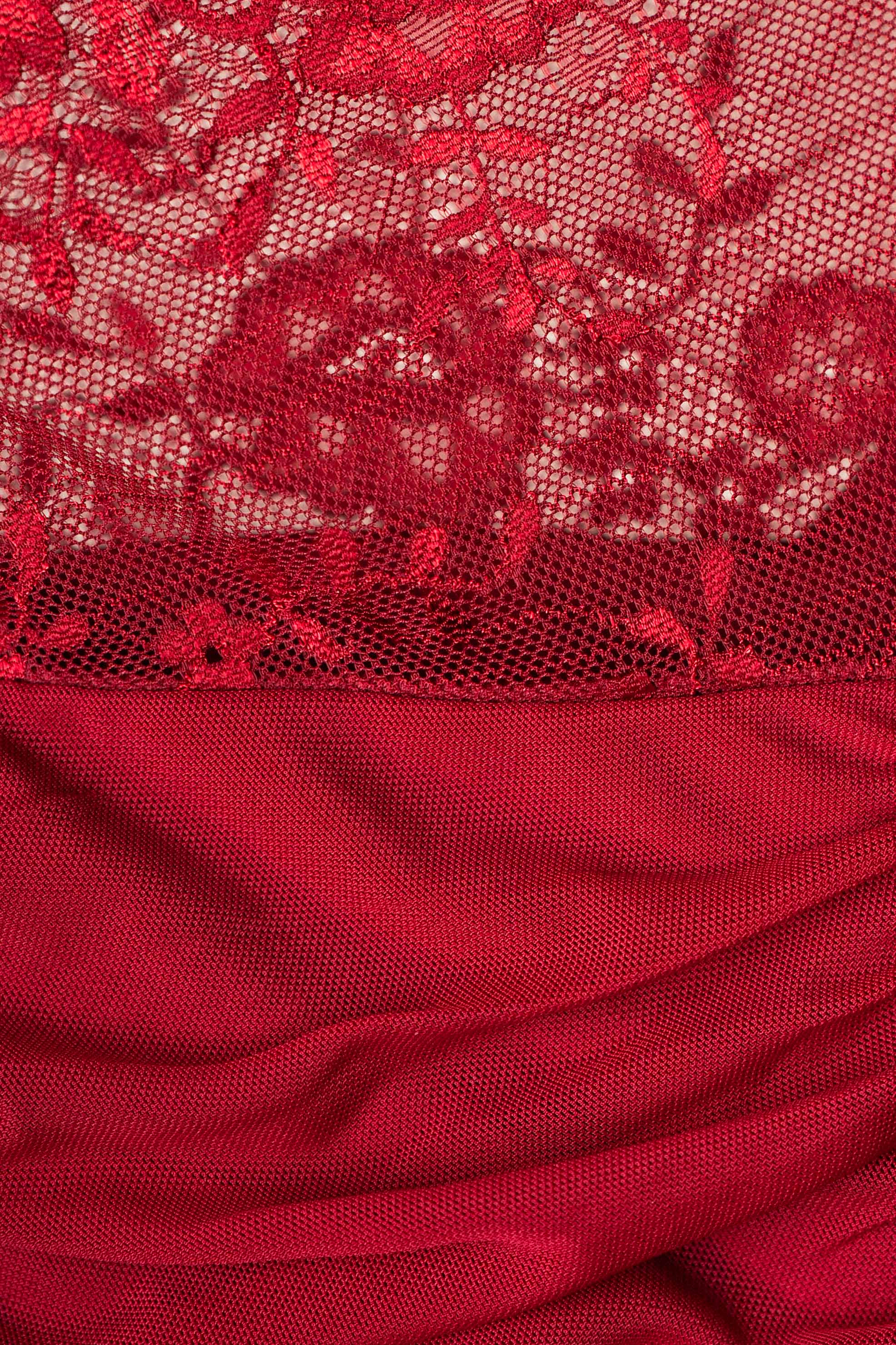Detalle del encaje vino del vestido