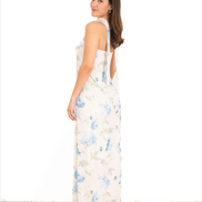 Vestido largo floral marfil strapless en pose de tres cuartos