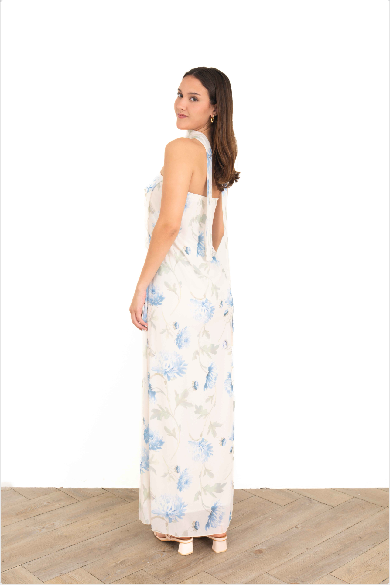 Vestido largo floral marfil strapless en pose de tres cuartos