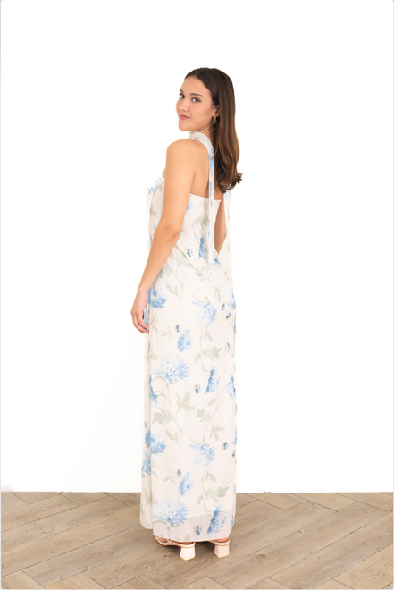 Vestido largo floral marfil strapless en pose de tres cuartos