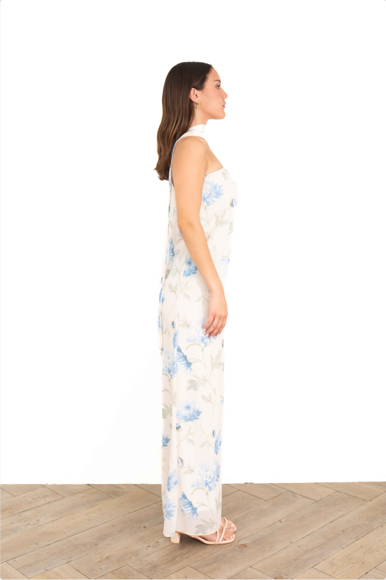 Vestido largo floral marfil strapless de perfil derecho