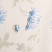 Detalle del estampado floral del vestido