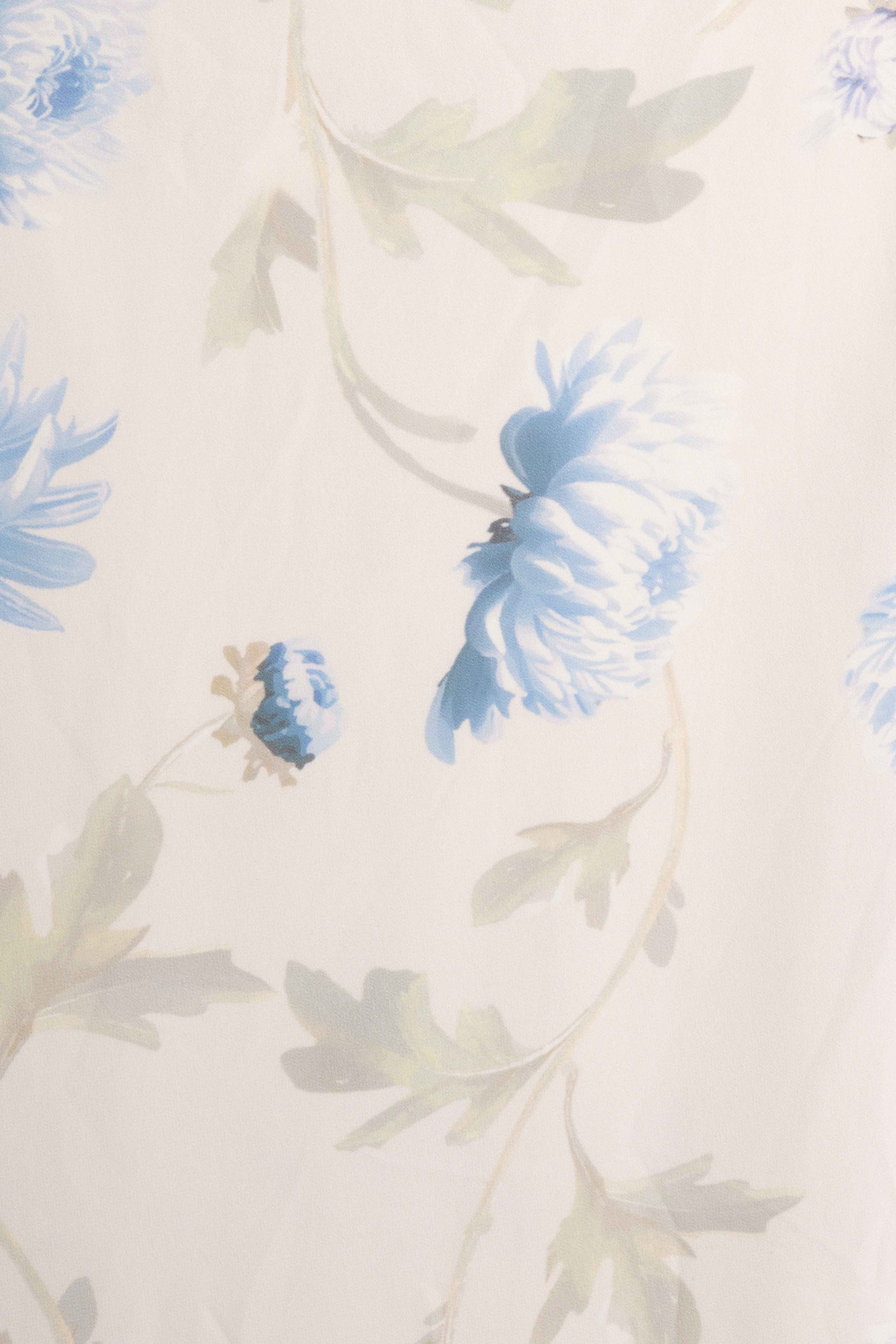 Detalle del estampado floral del vestido