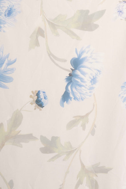 Detalle del estampado floral del vestido
