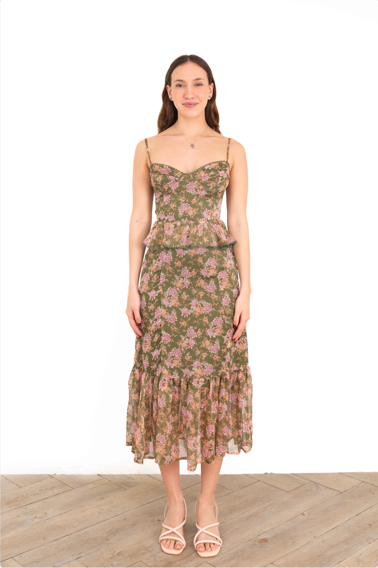 Vestido largo floral olivo con capas para boda de jardín