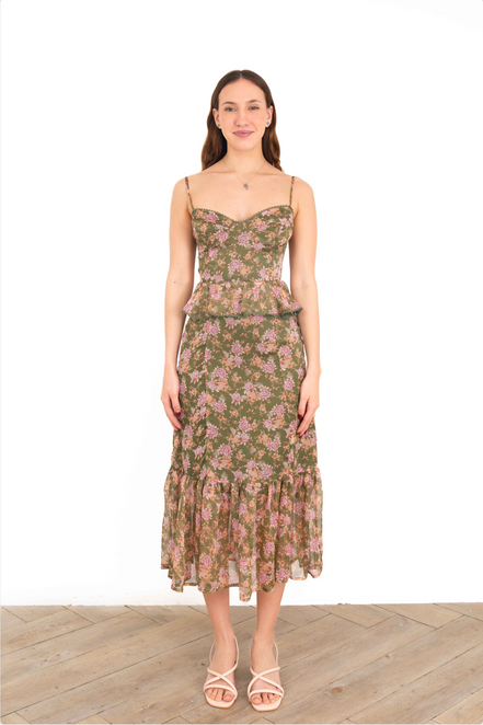 Vestido largo floral olivo con capas para boda de jardín
