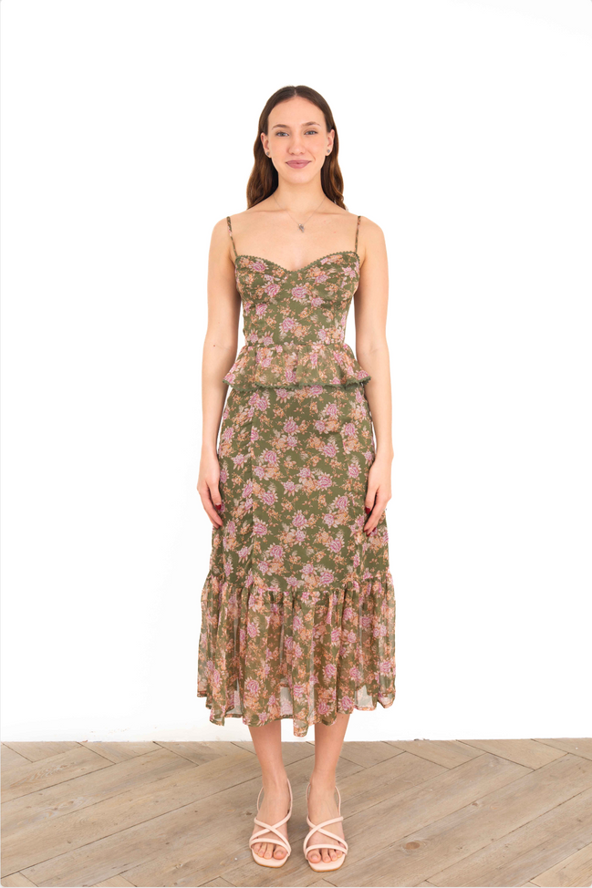 Vestido largo floral olivo con capas para boda de jardín