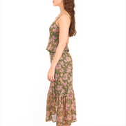 Vestido largo floral olivo con capas de perfil izquierdo