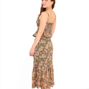 Vestido largo floral olivo con capas en pose de tres cuartos