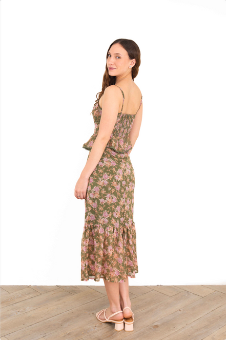 Vestido largo floral olivo con capas en pose de tres cuartos