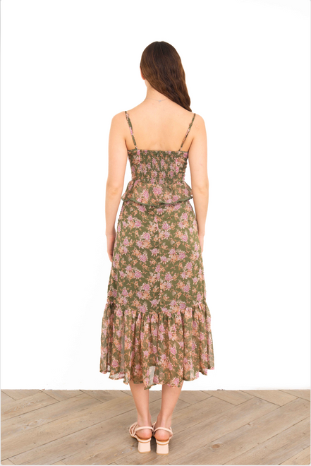 Espalda de vestido largo floral olivo con capas