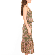 Vestido largo floral olivo con capas de perfil derecho