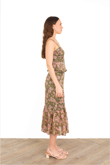 Vestido largo floral olivo con capas de perfil derecho