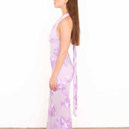 Vestido largo lila con halter de perfil izquierdo