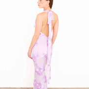 Vestido largo lila con halter en pose de tres cuartos