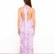 Espalda de vestido largo lila con halter