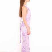 Vestido largo lila con halter de perfil derecho