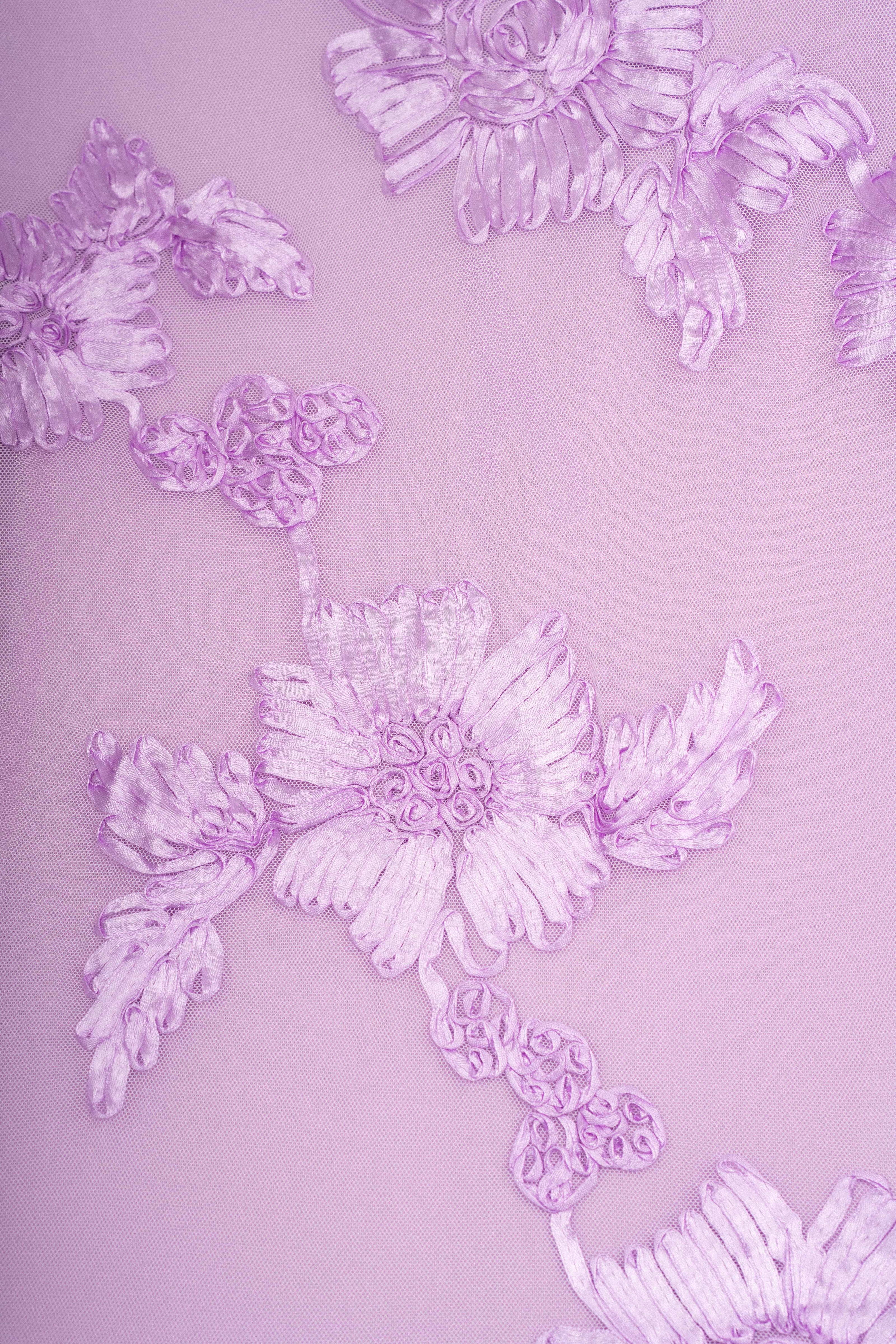 Detalle de la tela lila del vestido