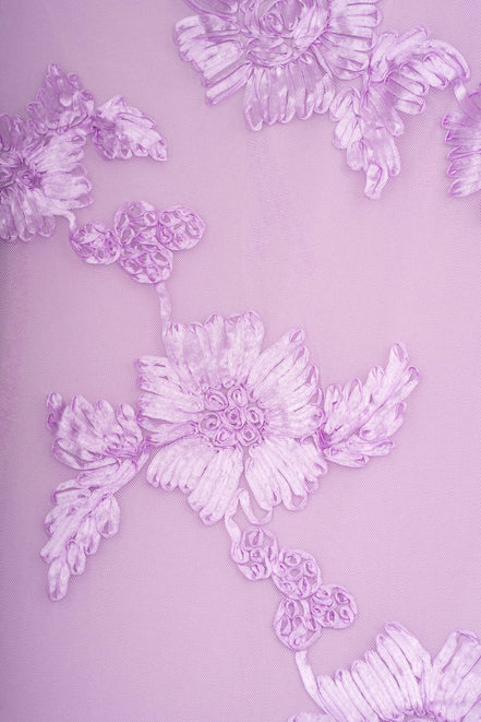 Detalle de la tela lila del vestido