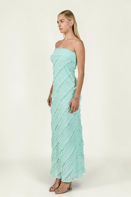 Vestido largo menta strapless con holanes en pose lateral