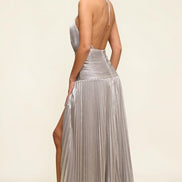 Espalda de vestido largo plateado con halter