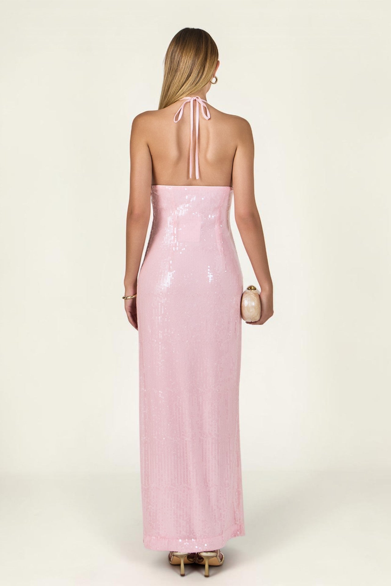 Espalda de vestido largo rosa de lentejuela con halter