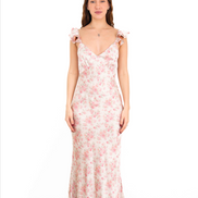 Vestido largo rosa palo con flor al hombro para boda
