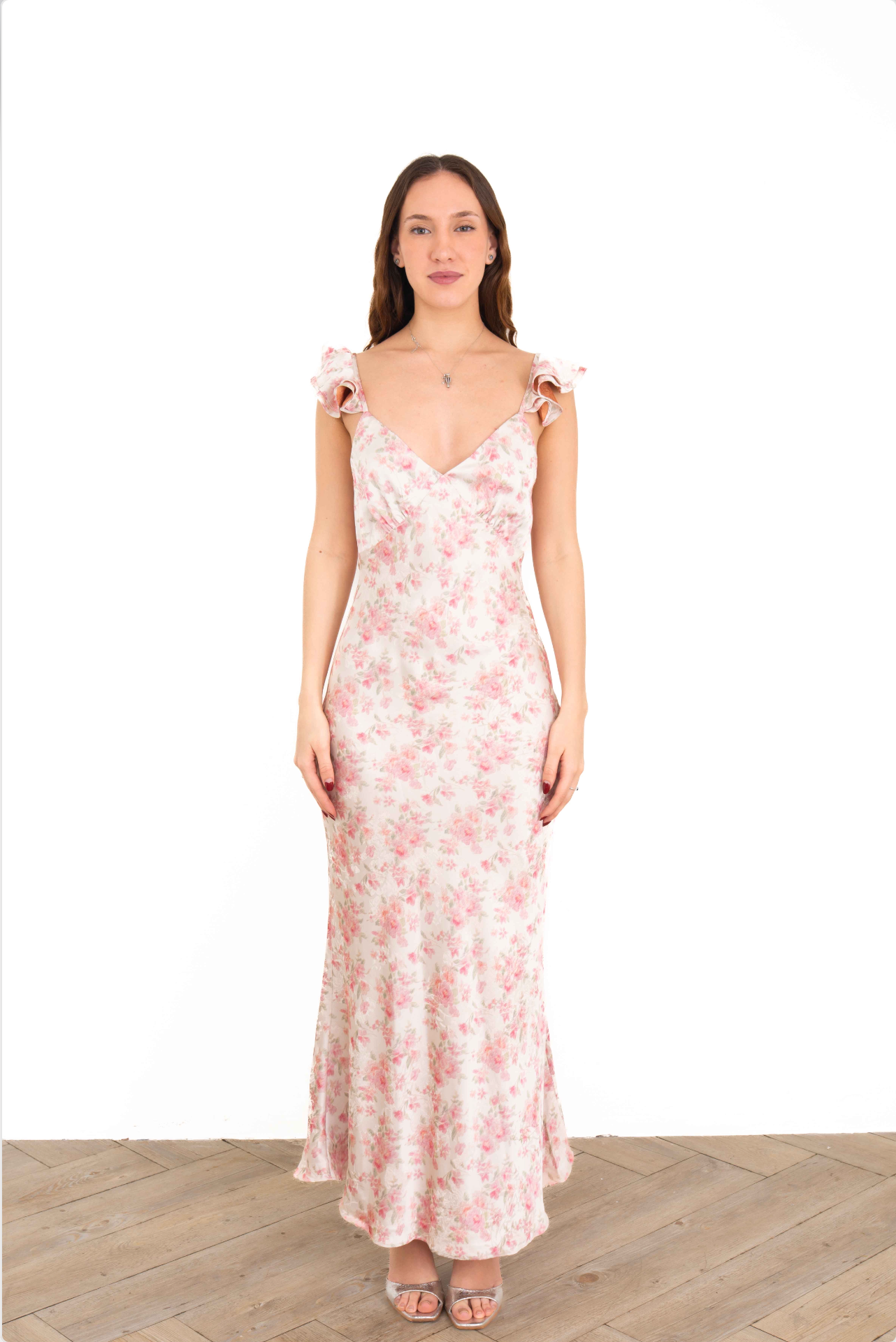 Vestido largo rosa palo con flor al hombro para boda