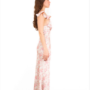 Vestido largo rosa palo con flor al hombro de perfil derecho
