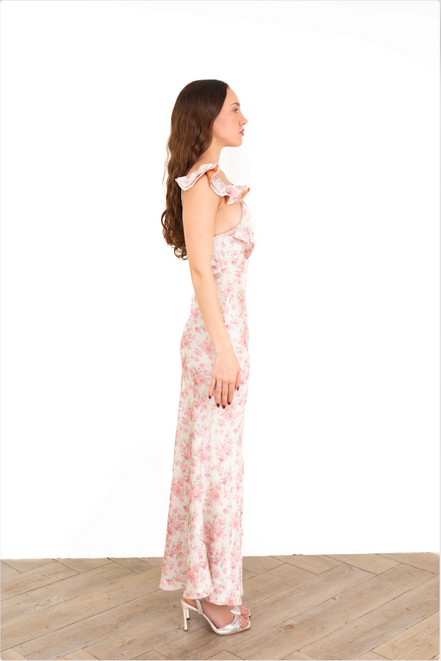 Vestido largo rosa palo con flor al hombro de perfil derecho