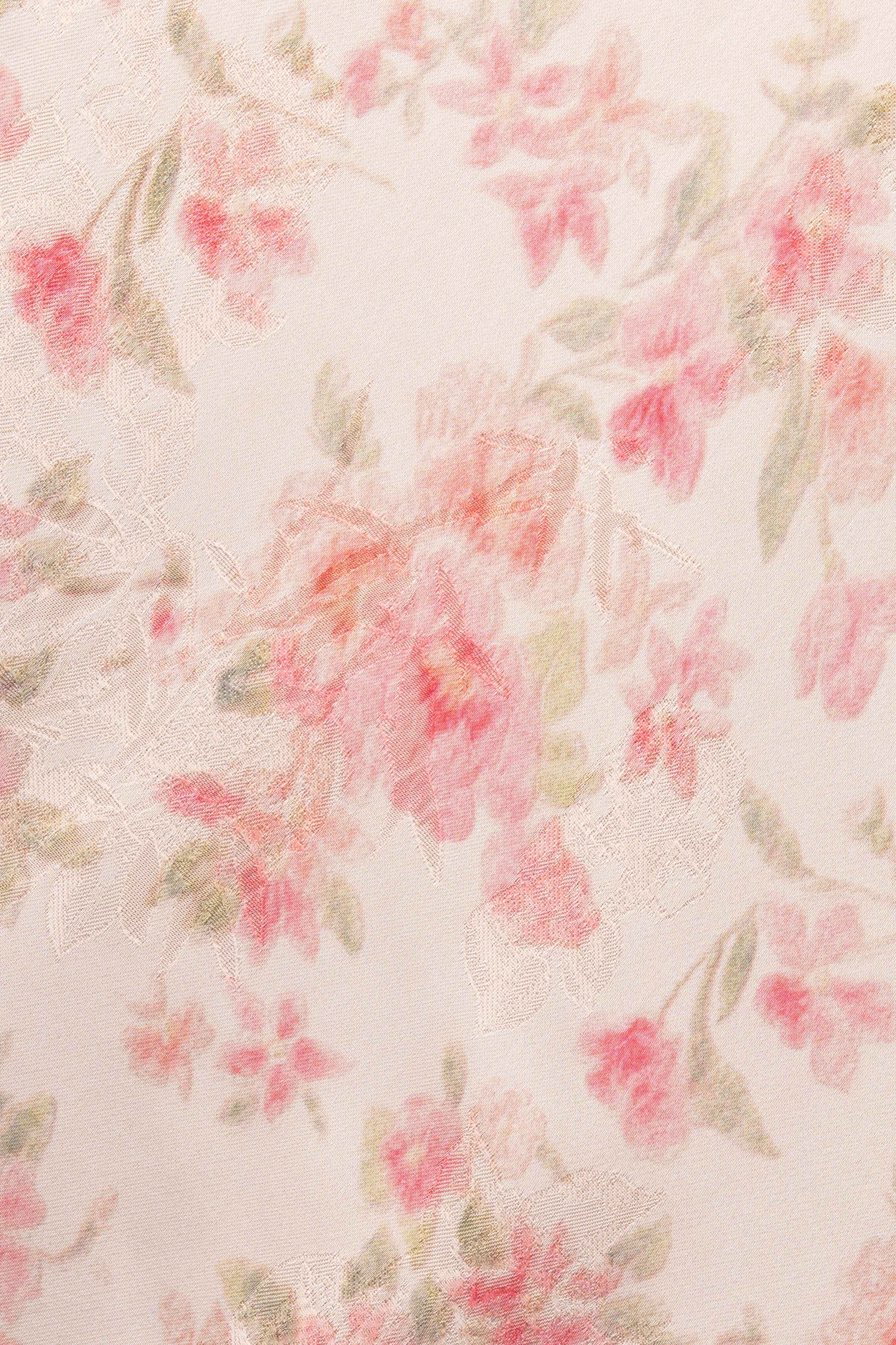 Detalle de la flor del vestido rosa