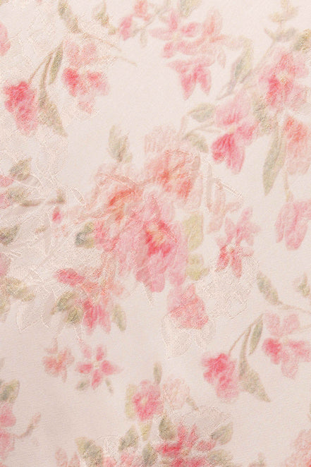 Detalle de la flor del vestido rosa