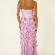 Espalda de vestido largo rosa strapless con holanes