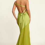 Espalda de vestido largo verde lima de un hombro