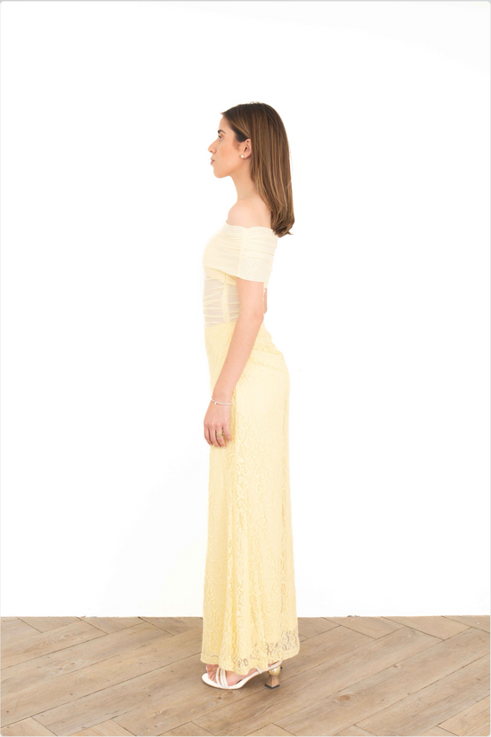 Vestido midi amarillo de hombros caídos de perfil izquierdo