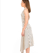 Vestido midi de puntos con halter de perfil izquierdo