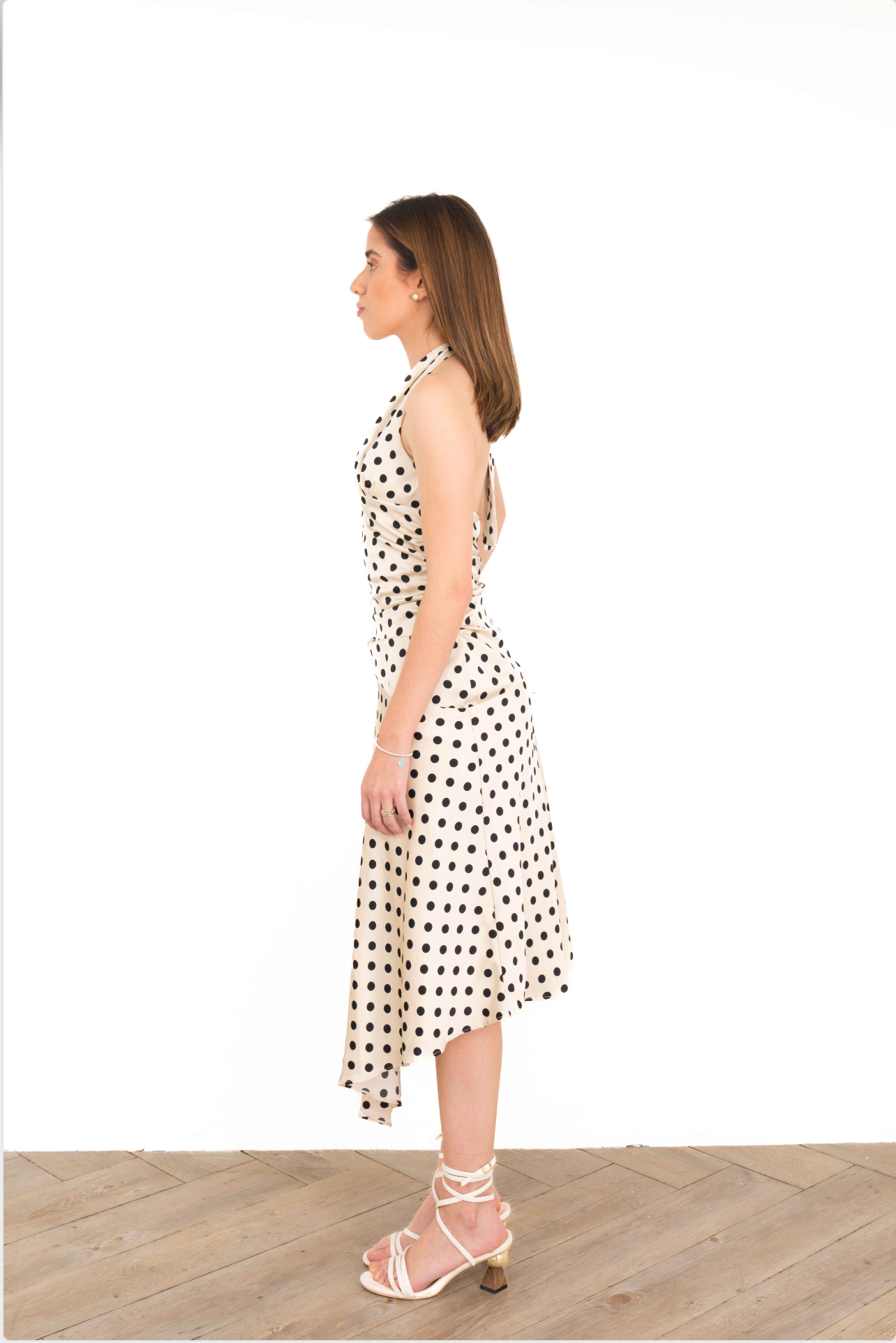 Vestido midi de puntos con halter de perfil izquierdo
