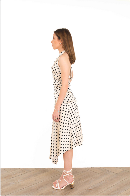 Vestido midi de puntos con halter de perfil izquierdo
