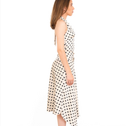 Vestido midi de puntos con halter de perfil derecho