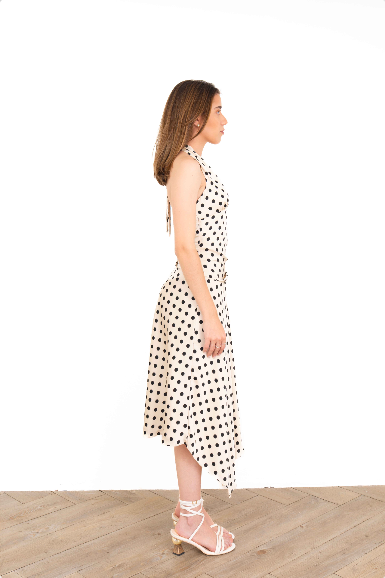 Vestido midi de puntos con halter de perfil derecho