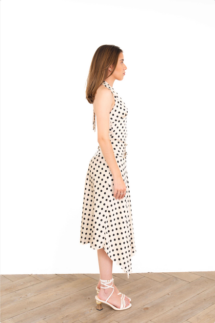 Vestido midi de puntos con halter de perfil derecho