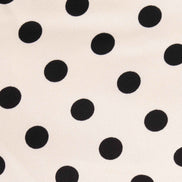 Detalle del estampado de puntos del vestido midi