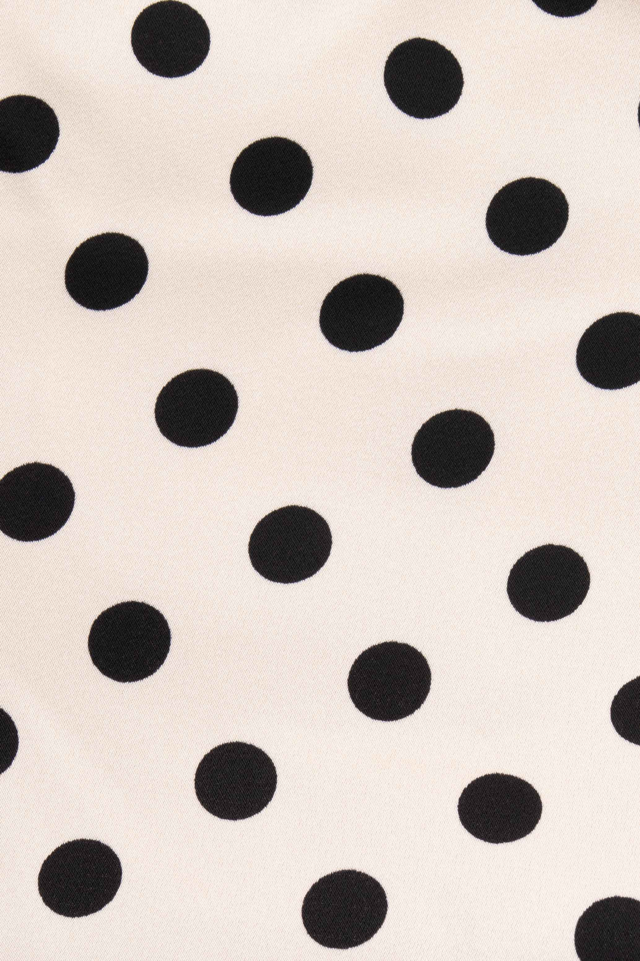 Detalle del estampado de puntos del vestido midi