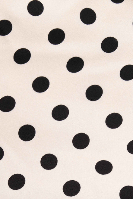 Detalle del estampado de puntos del vestido midi