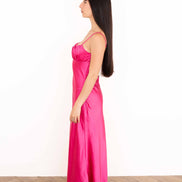 Vestido midi de satín fucsia de perfil izquierdo