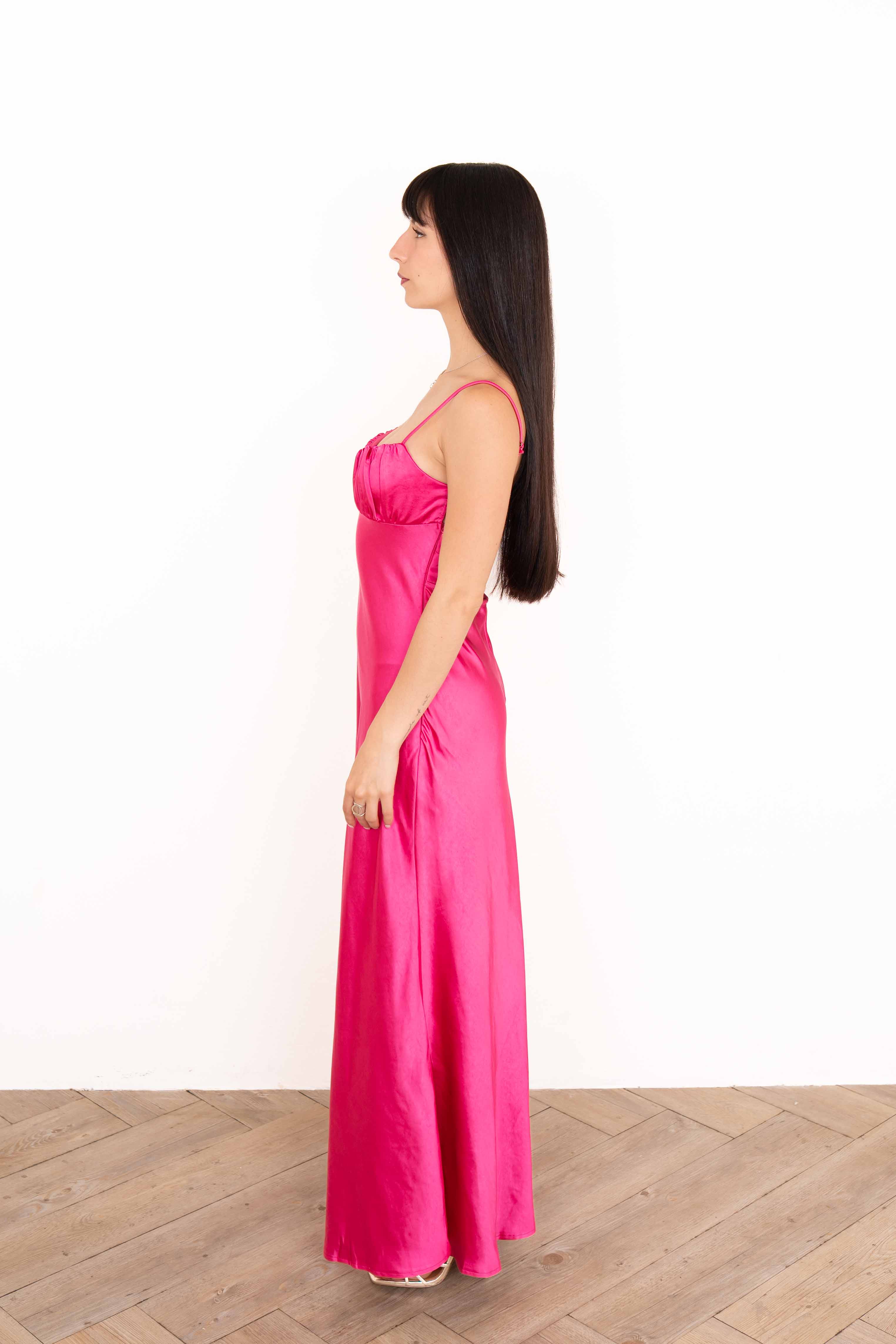 Vestido midi de satín fucsia de perfil izquierdo