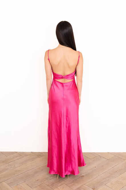 Espalda cruzada de vestido midi de satín fucsia