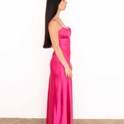Vestido midi de satín fucsia de perfil derecho