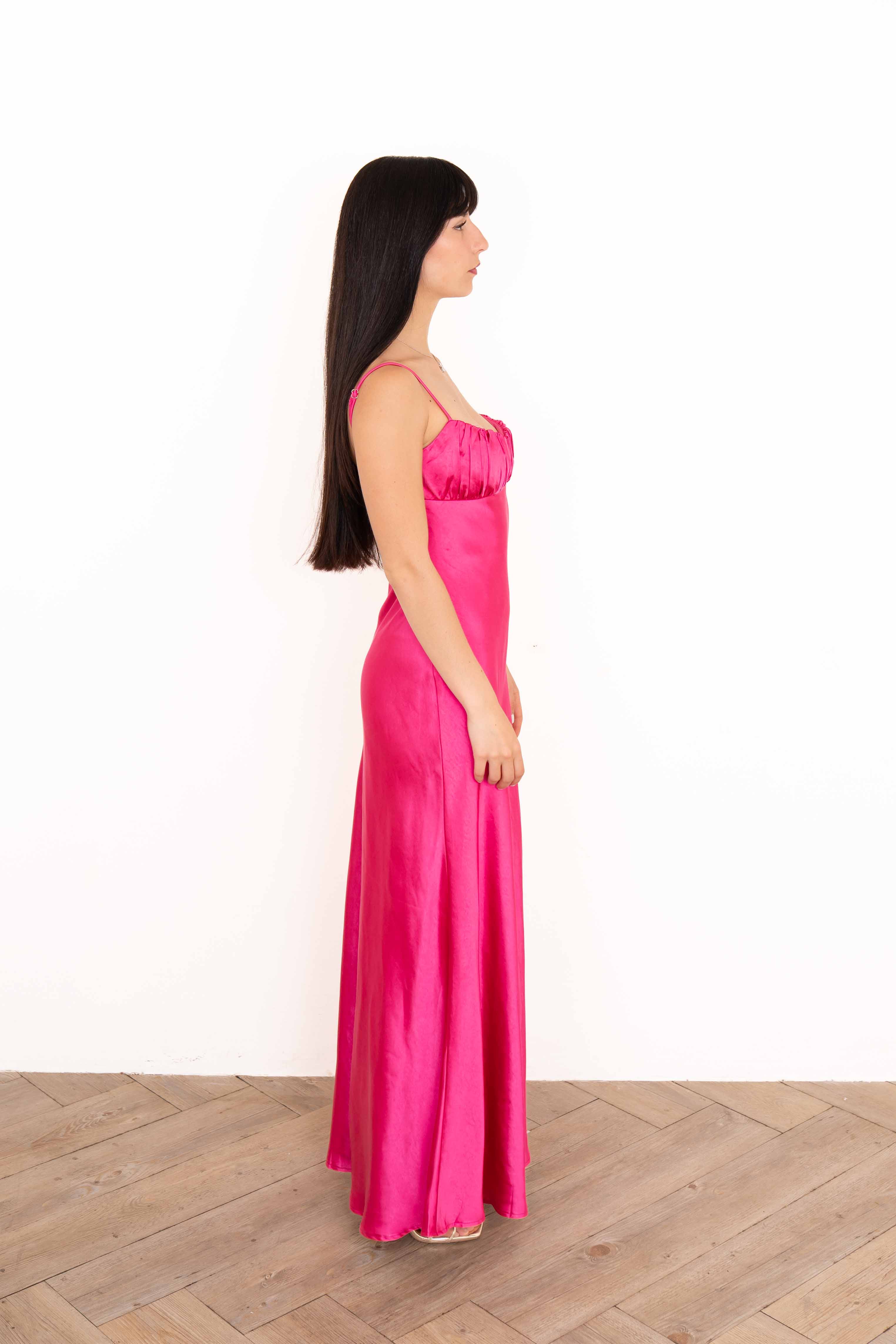 Vestido midi de satín fucsia de perfil derecho